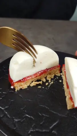 Nejrychlejší nepečený jahodový cheesecake z mozzarelly! ❤Dneska je to symfonie s láskou k ovoci! Speciální recept na rychlý cheesecake z mozzarelly, který svou skvělou chutí překvapí ❤ Oříškovo-sušenkový základ a svěží lehce kyselý vanilkový krém jsem proložil lahodným jahodovým džemem Schwartau a čerstvými jahodami! ❤ Celý postup jsem pro Vás sepsal na www.pavelberky.com ❤️ Tak dobrou chuť a dejte vědět, jak Vám cheesecake chutnal!#schwartau #slaskoukovoci #extra #dzem #spoluprace #berky