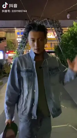 锋味抖音更新: 帶你們逛逛夜市，大姐的燙斗也太酷了#nicholastse #nicholastse谢霆锋 #chefnic #nightmarket