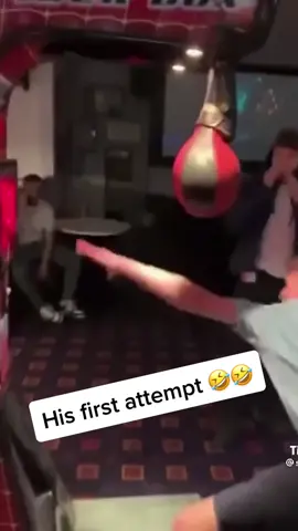 A for effort 😅 #boxing #punchmachine #boxingfail (via sfontelar)