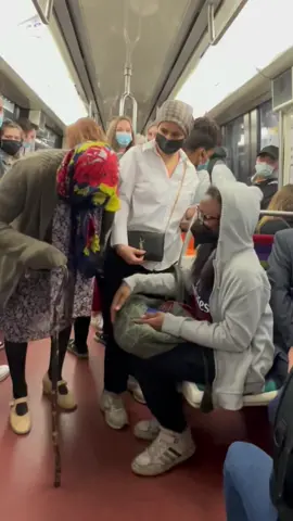 Comment prendre une place dans le métro..👵🏼😂😂 ( Suivez-moi sur mon Instagram : Fukay1070 )