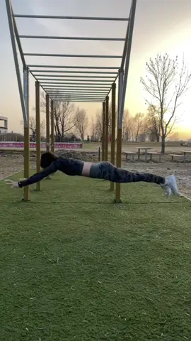 Life is better upside down 🐒 #handstand#handstandpushup#handpress#calisthenics#streetworkout#slovakia#fy#gymnastics