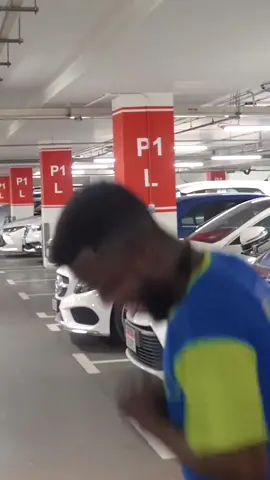 Car wash guy blessed us so we blessed him 🤝 be nice to everyone you meet , who knows they might get you a Manchester United top 😂 #manchesterunited #carwash #lamborghini #helping #dubai #fyp