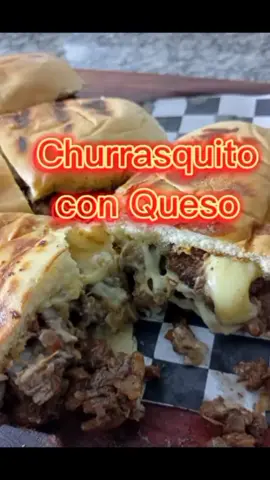 Churrasquito con Queso. Receta para 1 porción. 200gr.  Carne de Primera (lomito, lomito, bife de chorizo, tapa) Si usas otro corte, podés golpear un poco antes para romper las fibras. 1 cdita. de sal, 100gr. de cebolla, 1 pan, queso katupiry y mozzarella a gusto, salsa de soja, salsa de ajo para untar. #Receta  #viralpy #paraguaya #parati #py #syndisostoa