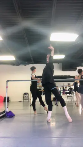 Yallll ballet class gets me outta #bed 🤪 I’m sorry but it’s my favorite😤 being able to work on something and feel new things everyday is what does it for me🤌🤩 #ballet #class #barre #dance #work #fyp #ballettok