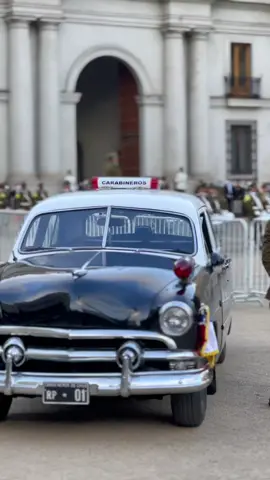 Esta mañana se realizó el Cambio de Guardia en el Palacio de La Moneda con la particular visita de la Patrulla Ford Custom de la década del '50 y la Motocicleta BMW RS100 (años '80 y '90).  #Aniversario #CaminoAlCentenario