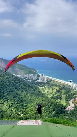 Rampa de voo livre da Pedra Bonita, localizada em São Conrado, RJ. Um dos maiores pontos turísticos da cidade. #fyp #voolivre #paraglide