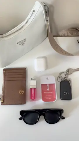 What’s in my purse #whatsinmypurse #fypage #thatgirlaesthetic #purseorganization #hotgirltotebag