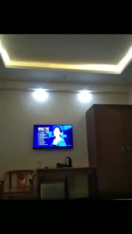30/4 đi chơi thuê nhà nghỉ ngủ, thấy cô gái phòng bên cạnh bì đánh không dám qua cứu...