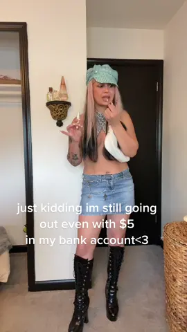 if it’s one thing im doing, its finessing free drinks <3 #thriftedoutfits #christinaaguilera #xtina #y2kaesthetic #fyp