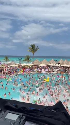 If it’s not a vacation where they blast dubstep at a pool in Cancun I don’t want it🏝🙅🏻 #dubstep #edm #mexico #cancun #paradise @layzdubzz