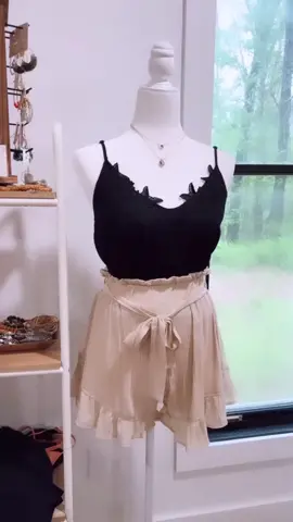 Who’s ready to shop Bames Boutique’s new arrivals?! 😍🛍 #boutique #popupshop #womensclothingstore #onlineboutique #smallbiz #SmallBusiness