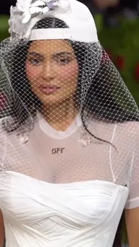 Vestida de novia llegó #KylieJenner a la #MetGala 💒💕👰‍♀️ #metgalalooks #metgala2022 #GildedGlamour #edaddorada #look #metgalaoutfits #fashion