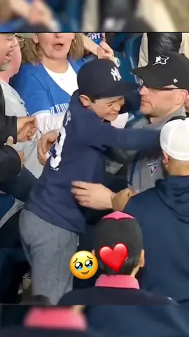 This Blue Jays fan caught Aaron Judge's home run ball and made this young Yankee fan's day 🥺❤️ #MLB #baseball #wholesome