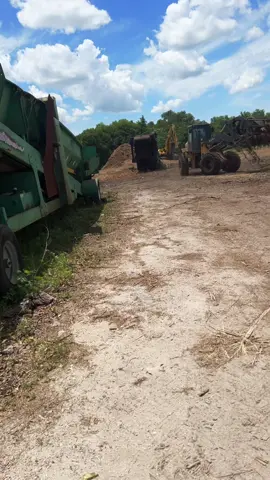 This is from last week, been out sick all this week. So I’m gonna have a shit 2 days 😂 #inrustwetrust #janky #BBPlayDate #ShowYourJOWO #FORDfortheBuilders #florida #citruscounty #LifeIsGood #whatamidoing #heavyequipment #repair #morbark