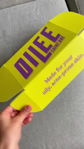 Let’s unbox this package from @oileeskincare 💛💜 this is a quarterly subscription package specifically made for oily and acne prone skin! Products are made by small businesses. Kindly gifted but I love this brand and the values behind it #oilyskincare #acneproneskin #skincarebox #unboxing