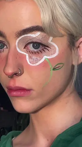 my take on twiggy 🍏🐛 #editorialmakeup #60smakeup #greenmakeup #makeuptutorial #makeupideas #art
