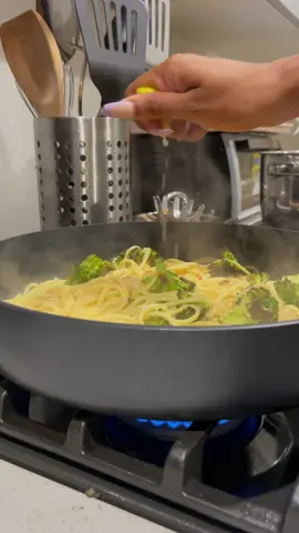 I love me some shrimp scampi 🍤🍝 #blackgirltiktok #minivlog #fypシ #cook #hellofresh #cooktok #cookwithme @HelloFresh US