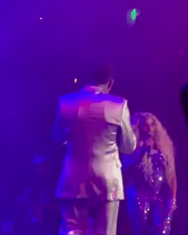 @Usher Raymond giving the queen @maryjblige her praise at the #StrengthOfAWomanfest ❤️