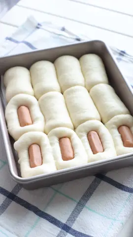 Sausage pillow buns #sourdough #sourdoughbread #sourdoughbun #cocktailbun #cocktailsausage #breadroll #sausagebun #sausagerolls #naturalyeast #wildyeast #sweetstiffstarter #sweetlevain #kidsbento #熱狗堡 #香腸麵包 #天然酵母 #天然酵母パン