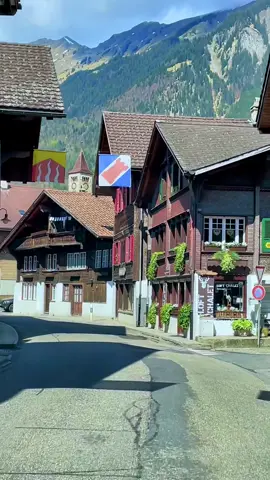 📍Brienz🇨🇭#swissroads #switzerland #switzerlandnature #roadtrip #brienz #berneroberland #verliebtindieschweiz #swissbeautiful #sisiswiss