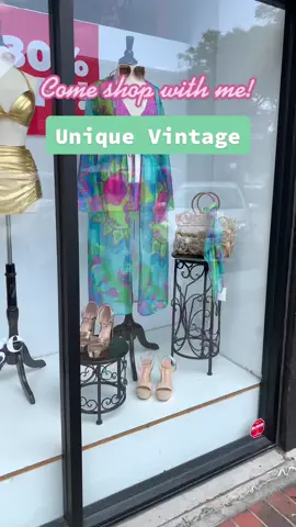 Paid a visit to @Unique Vintage in person! 😊 #plussizefashionblogger #plussizefashion #plussizevintagefashion #FindYourEdge