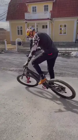 How Martin Soderstrom starts every ride #mtb #trick #stunt