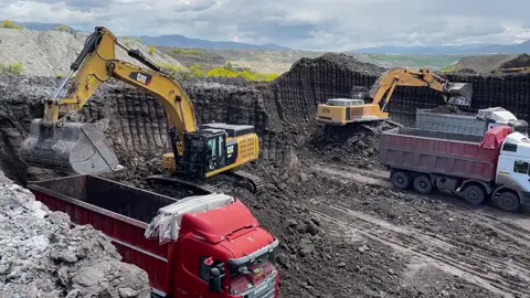 Cat 352F And Liebherr 974 #excavator Working Together #megamachineschannel #caterpillar352f #liebherr9 #heavyequipment #mining #construction