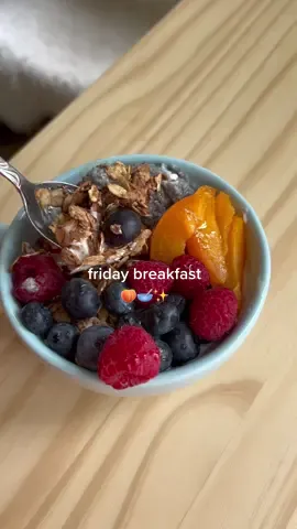 rainy friday morning #healthandwellness #londonfoodie #breakfast #yoghurtbowl #yogurtbowl
