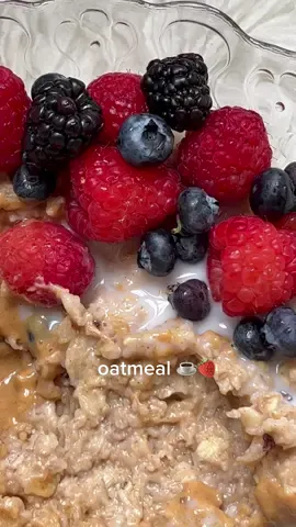 berries and peanut butter #oatmealtiktok #breakfast #porridge #londonlife #londonfoodie