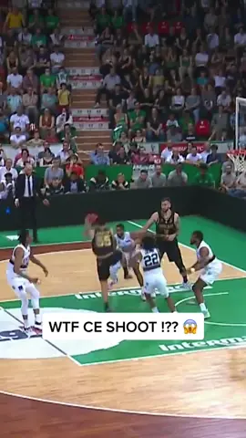 WTF !? COMMENT IL A FAIT ? #basketteur #trickshot #circusshot #basketball