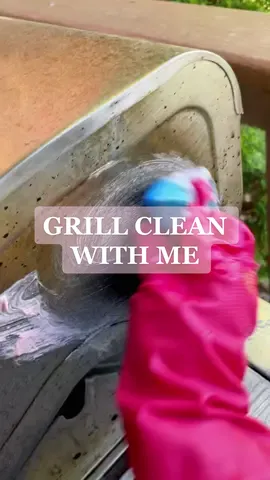 The Pink Stuff was a game changer for cleaning the grill 👌🏼🌸 #muchbetter #grillcleaning #springcleaning #thepinkstuff #tiktokmademebuyit #amazonfinds #scrubdaddy #readyforsummer2022 #mileystewartsummer #cleanwithme #porchseason