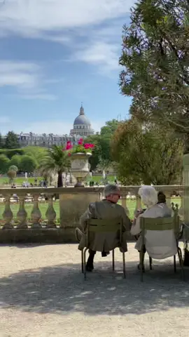 Spotted a cute old couple in the ‘Luxembourg Garden’, chatting and enjoying the view 🤍 #parisianvibes #paris #voyaged #oldcouple #frenchmood #fyp #pourtoi #parisian