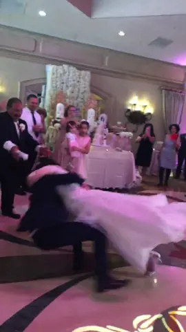 You spin me right round baby right round… 😂 #weddings #dancingdancers #dancingfail #weddingfail #weddingfails🤦‍♀️ #TopGunMode￼