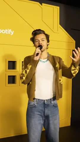 Fans got a special surprise tonight at #HarrysHouseParty. Thanks for stopping by, Harry 💛 @hshq #HarrysHouse #HarryStyles #harrytok