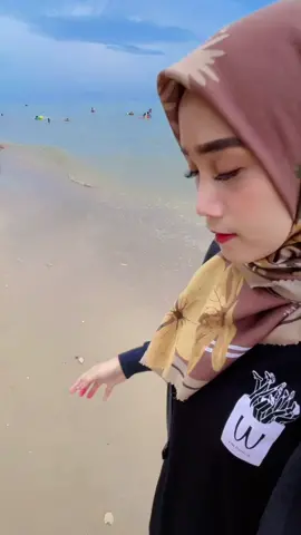 Lagi seneng aja jalan2 di pantai #quotestory #fyp #rumahsinggah #fabio