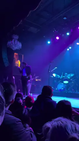 He do his lil dancy dance 🕺🏽🪩 @GANG OF YOUTHS #seratonin #livemusic #gangofyouths