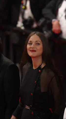 Marion Cotillar, sublimée par Chanel pour la montée des marches du @festivaldecannes ❤️ #cannes2022 #marioncotillard
