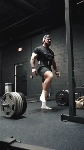#fy #fyp #foryou pega esse levantamento terra pesadíssimo e execução perfeita que o atleta classicphysique CBUM postou mais cedo no feed ele segue no off-season rumo ao Mr.olympia2022 #bodybuilding #workout #crazy #Mrolympia2022