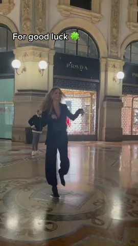 Spin on the balls bulls for good luck 😂 🍀 #milano #galleria #galleriavittorioemanuele #goodluck #milan #cindymarina #fyp #fypシ #foryou #albanian #albaniangirl