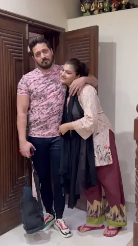 Jab husband office say ghr aaein 😉🤓@muneebkhanmoni @mr.muneeb.khan #fizamuneeb #team04 #funnyvideos #muneebfam #husbandwife