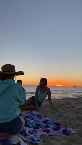 Vibes are immaculate 🌅🧡 #wearepari #newportbeach #sunset