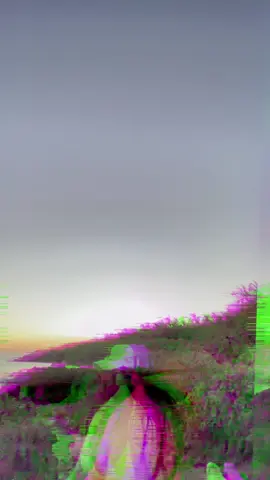 哈哈哈～這支影片真的很故意，是我妹妹用一雙紅底鞋做代價換來的，她真的比男生還男生啊！🤣🤣🤣#原相機 #比基尼 #墾丁 @white1983white08
