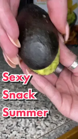 YES you heard me it’s a Sexy Snack Summer 🤤💅 @foodvsmia #EasyRecipe #hotgirlsummer🧚🏽‍♂️ #quicksnack #lazyrecipe #gaucamole #partyguac #appetizer
