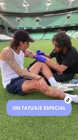 A #Bellerín le dijeron que podía tatuarse en su sitio favorito y… 💚 #TikTokDeportes #tiktokfootballacademy #hectorbellerin #betis #football #tattoo #tattooartist #ugc 🎥 @talegos.tattoo (IG)