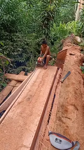 kerja kayu itu halal. untuk semua orang. agar orang2 pada tidur nyinyak dan nyaman di rumah sendiri.