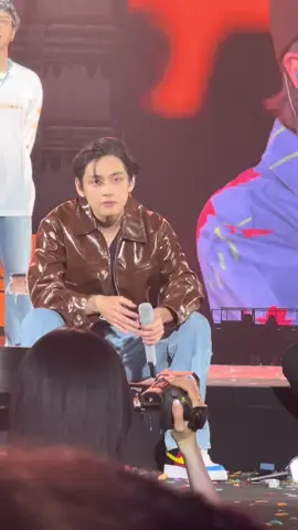 Pov: Taehyung notices you 🥰 #kimtaehyung #taehyung #bts #ptdonstage #ptdlv #ptdlasvegas #bts_official_bighit #catwalk #barricade #floor #fyp #bangtan