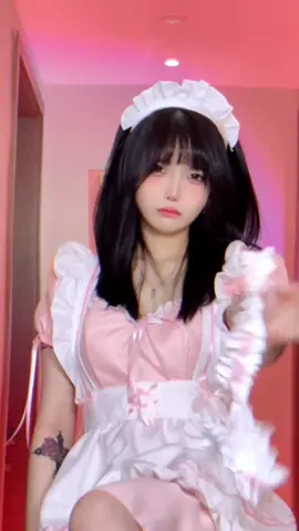 用嫌弃的眼神看着你