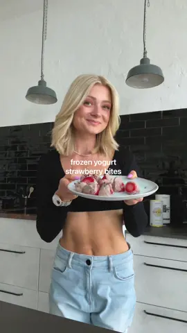 FROZEN YOGURT STRAWBERRY BITES =  the best snack for hot summer days