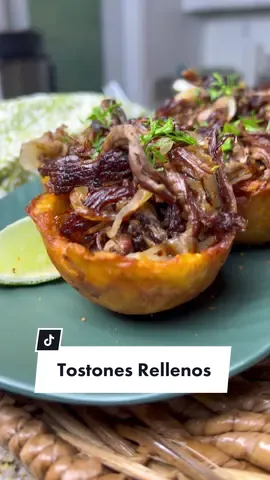Today we’re making the perfect mini #toston bowls using a lemon squeezer and filling them with #vacafrita! Comment if you want the vaca frita #Recipe 😜 #tostonesplatano #tostonesrellenos #tostones #cubanfood #comidacubana