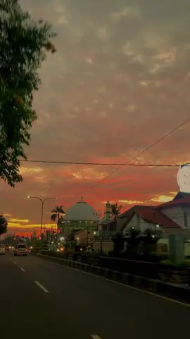 Senja di jalan kota Pasuruan. #senja #sky #fyp #fypシ #foryoupage #onroad #indonesia #tenang #fullsky #perjalananhidup